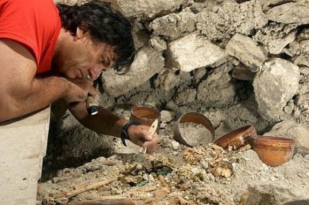 Франсиско Эстрада-Бельи, работает с останками людей, устилающими ступени храма